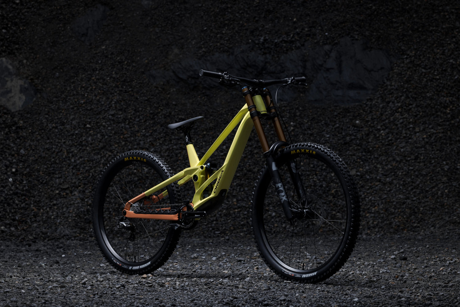 Orbea Rallon Downhill fulldempað fjallahjól í malarnámu
