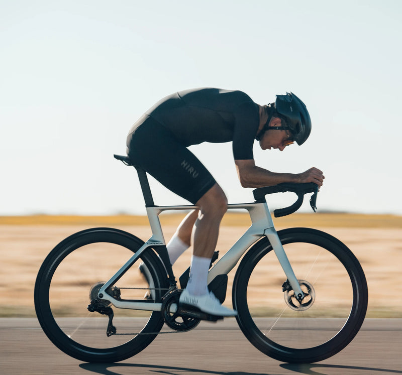 Maður hjólar mjög hratt á Orbea Orca Aero götuhjóli