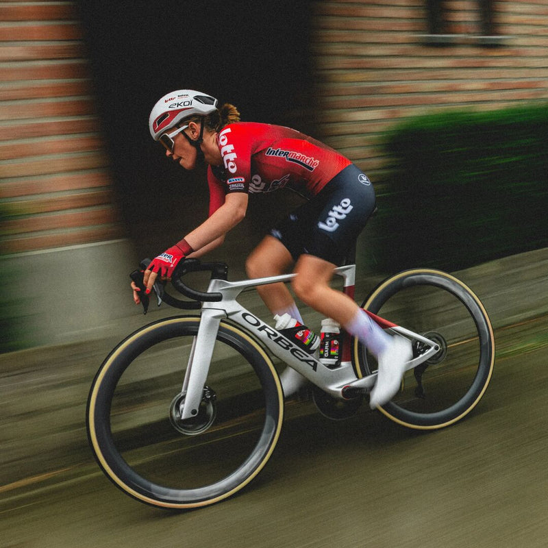 Kona hjólar mjög hratt á Orbea Orca Aero götuhjóli