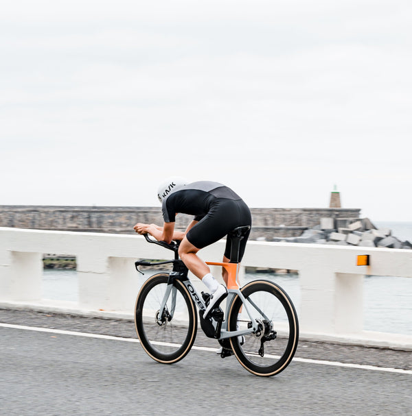 Maður brunar á Ordu þríþrautarhjóli