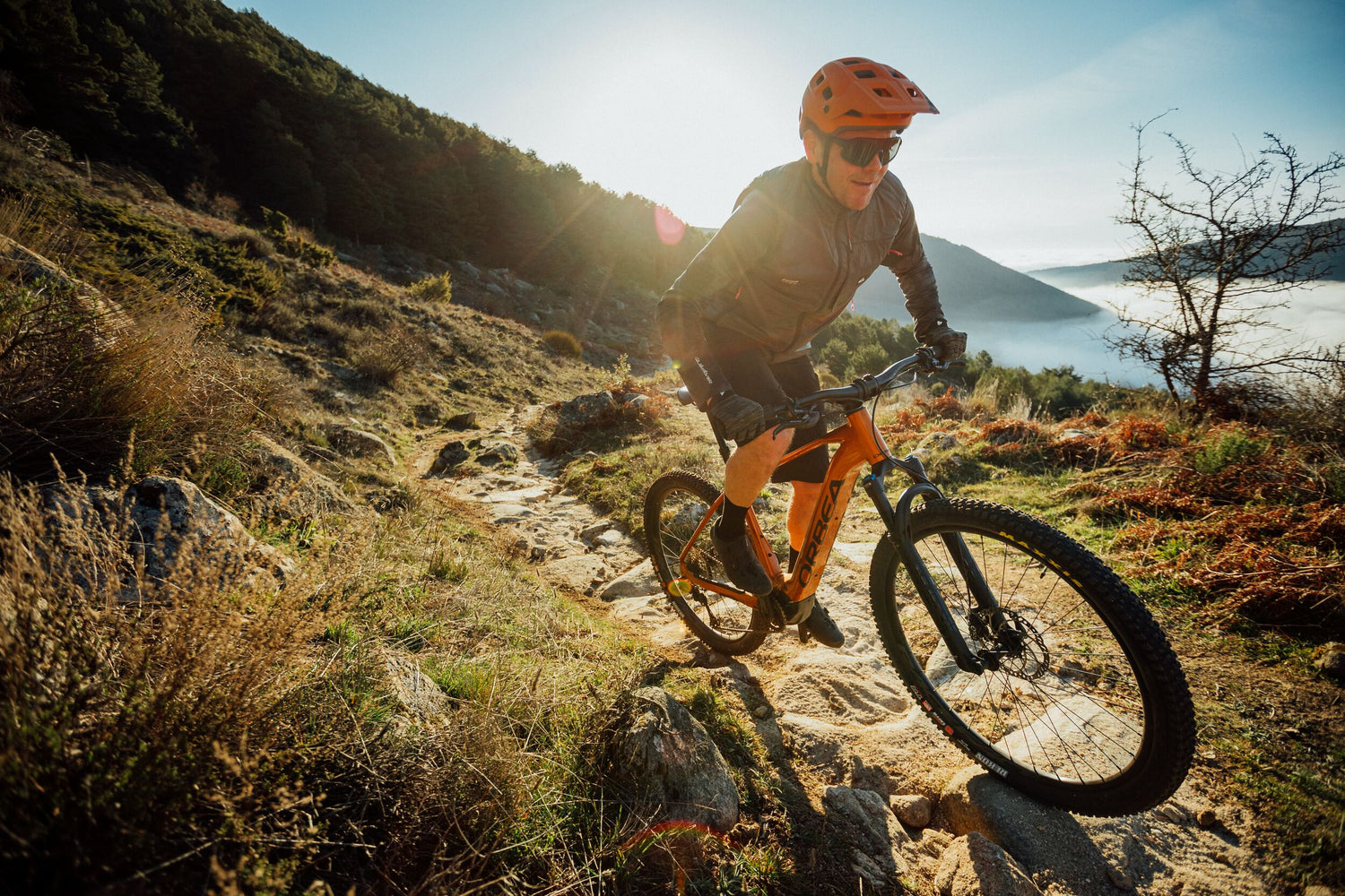 Maður hjólar upp fjall á Orbea Urrun rafmagnsfjallahjoli